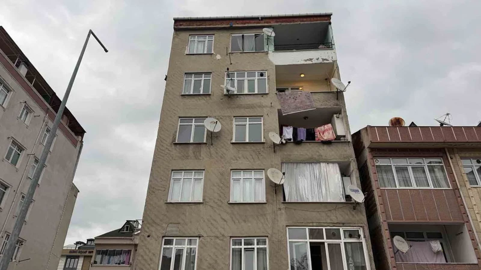 Küçükçekmece'de 7 katlı binadaki dairede fayanslar çatladı: Bina tahliye edildi