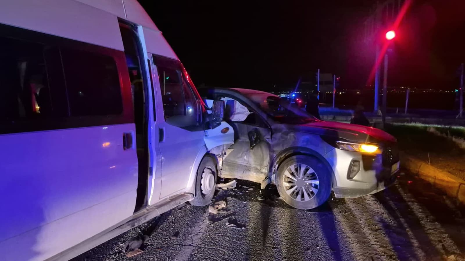 Adıyaman’da otomobil ile minibüs çarpıştı: 12 yaralı