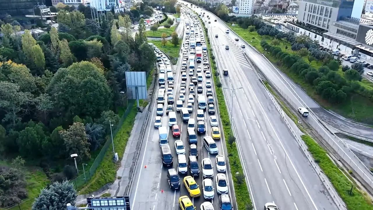 İstanbul'da zincirleme kaza: 3 şerit trafiğe kapatıldı