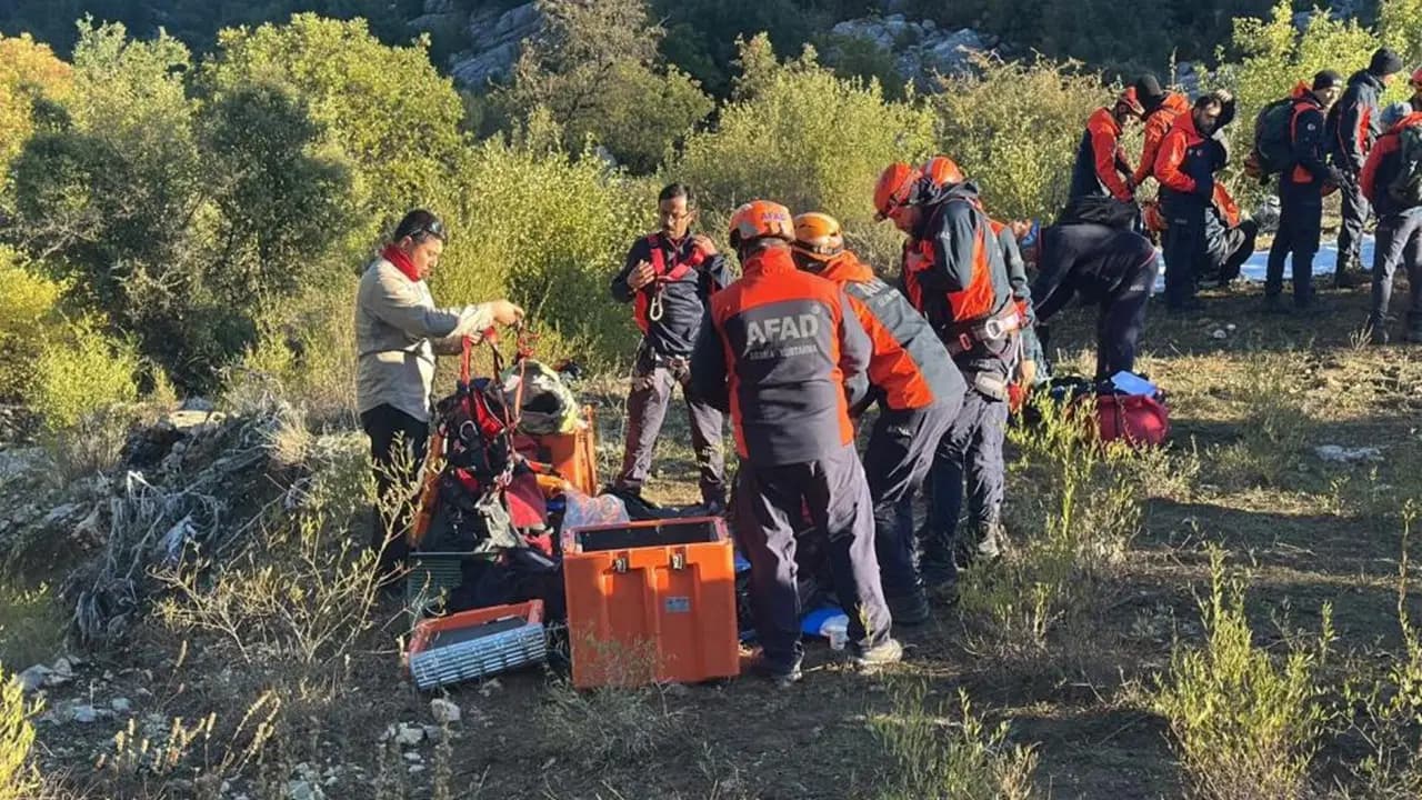 1 kişi hayatını kaybetmişti... Yazılı Kanyon’da mahsur kalan 10 kişi kurtarıldı
