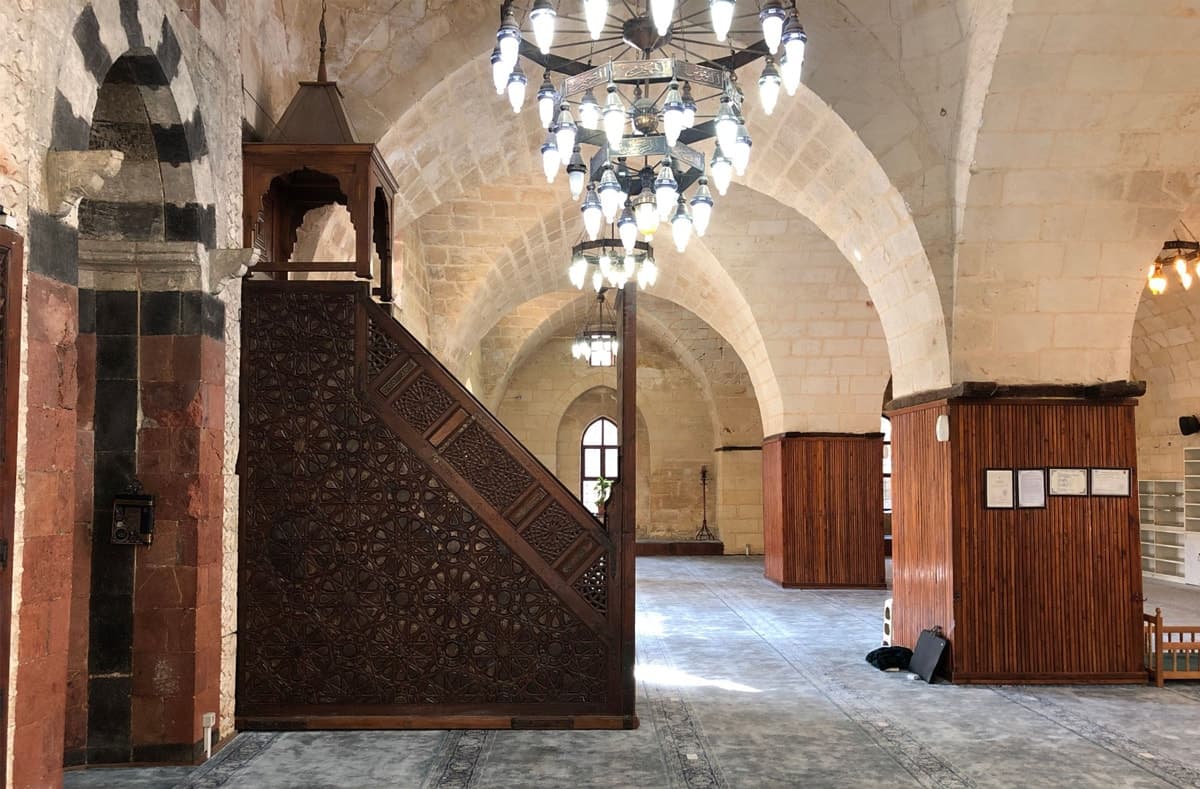 Tarsus’ta ağaçtan düşen imam yaşamını yitirdi